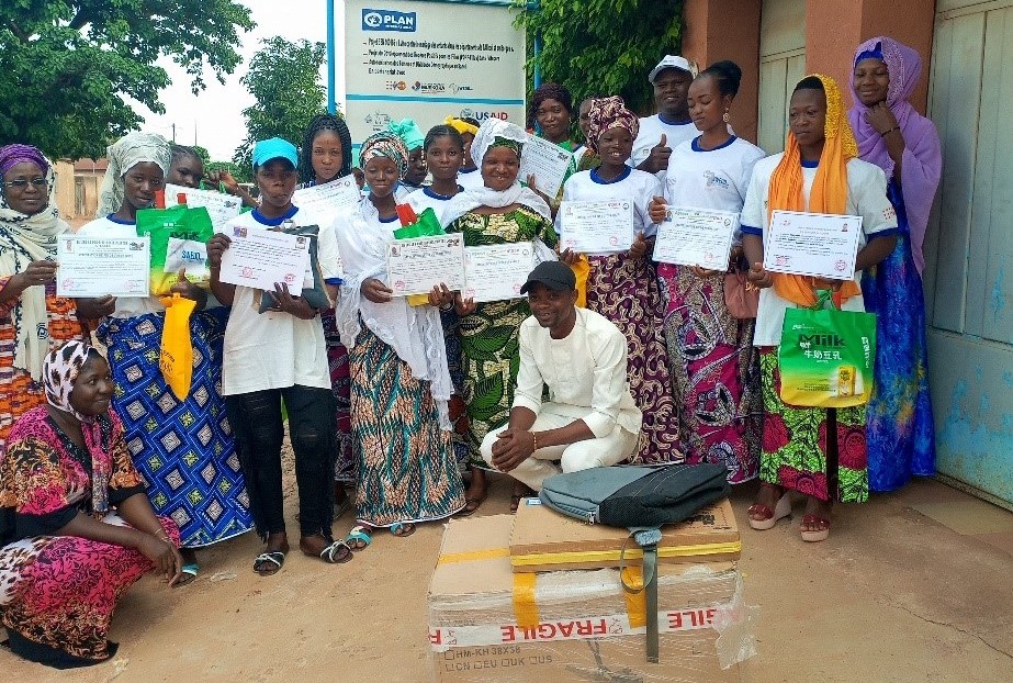 N'Dali — Remise d'attestation aux AJF formées en sérigraphie, peintur…